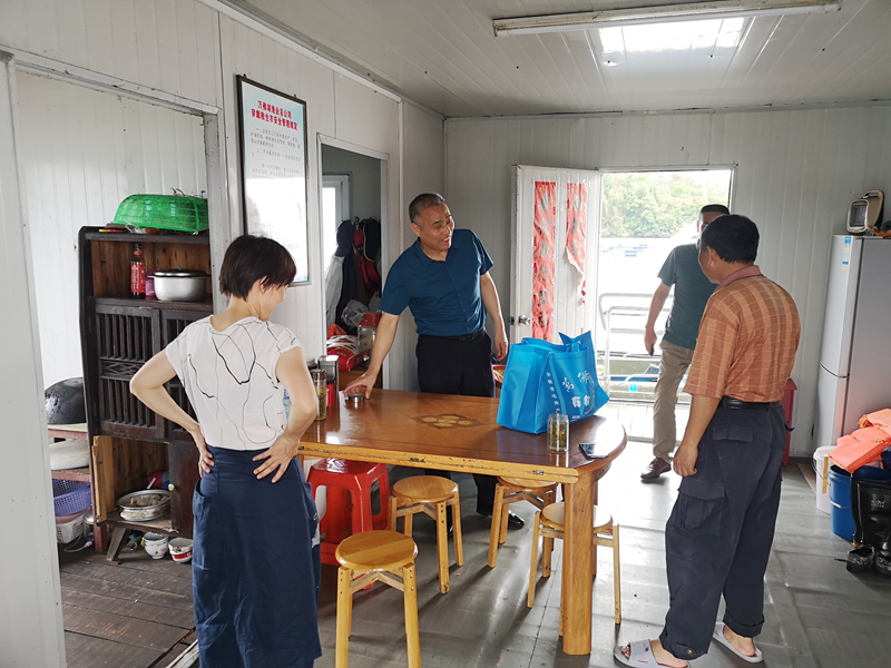 渔业公司工会开展“盛夏送清凉”慰问活动