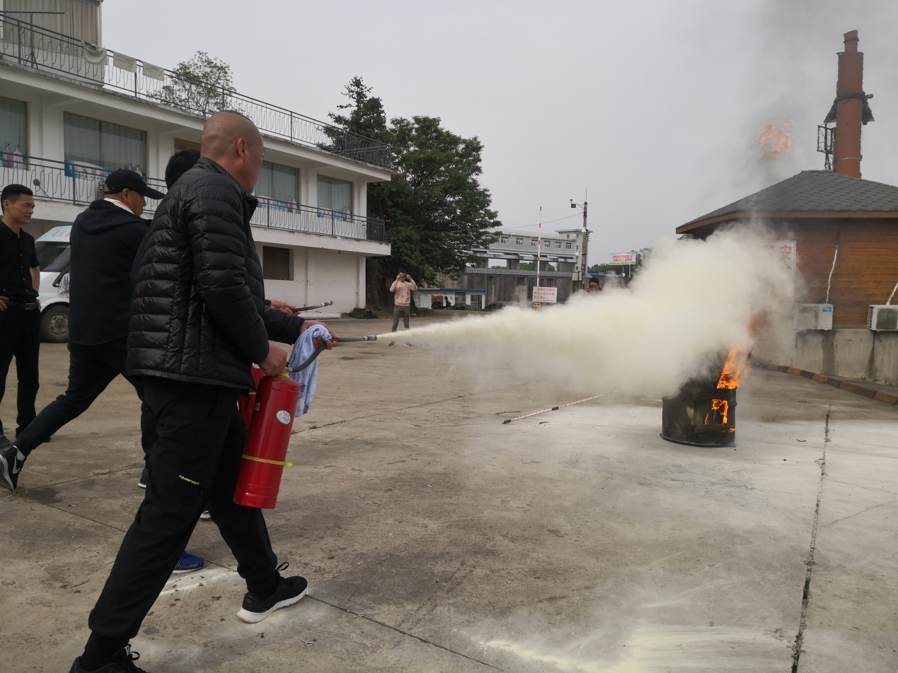 公司举办消防安全知识培训和灭火实操及现场模拟疏散应急演练活动